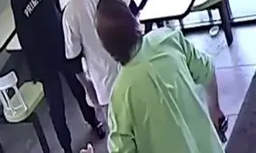 کارتن خوابی که صورت گارسونی را سوزاند+فیلم