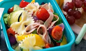 طرز تهیه سالاد پاستا با ژامبون و سبزیجات