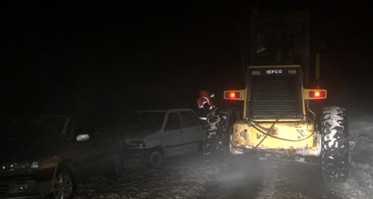 نجات مسافران از برف و کولاک در جاده هریس ؛ مشکین‌شهر
