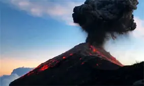 کوهنوردانی که هنگام صعود به قله، با فوران کوه آتشفشان روبرو شدند + فیلم