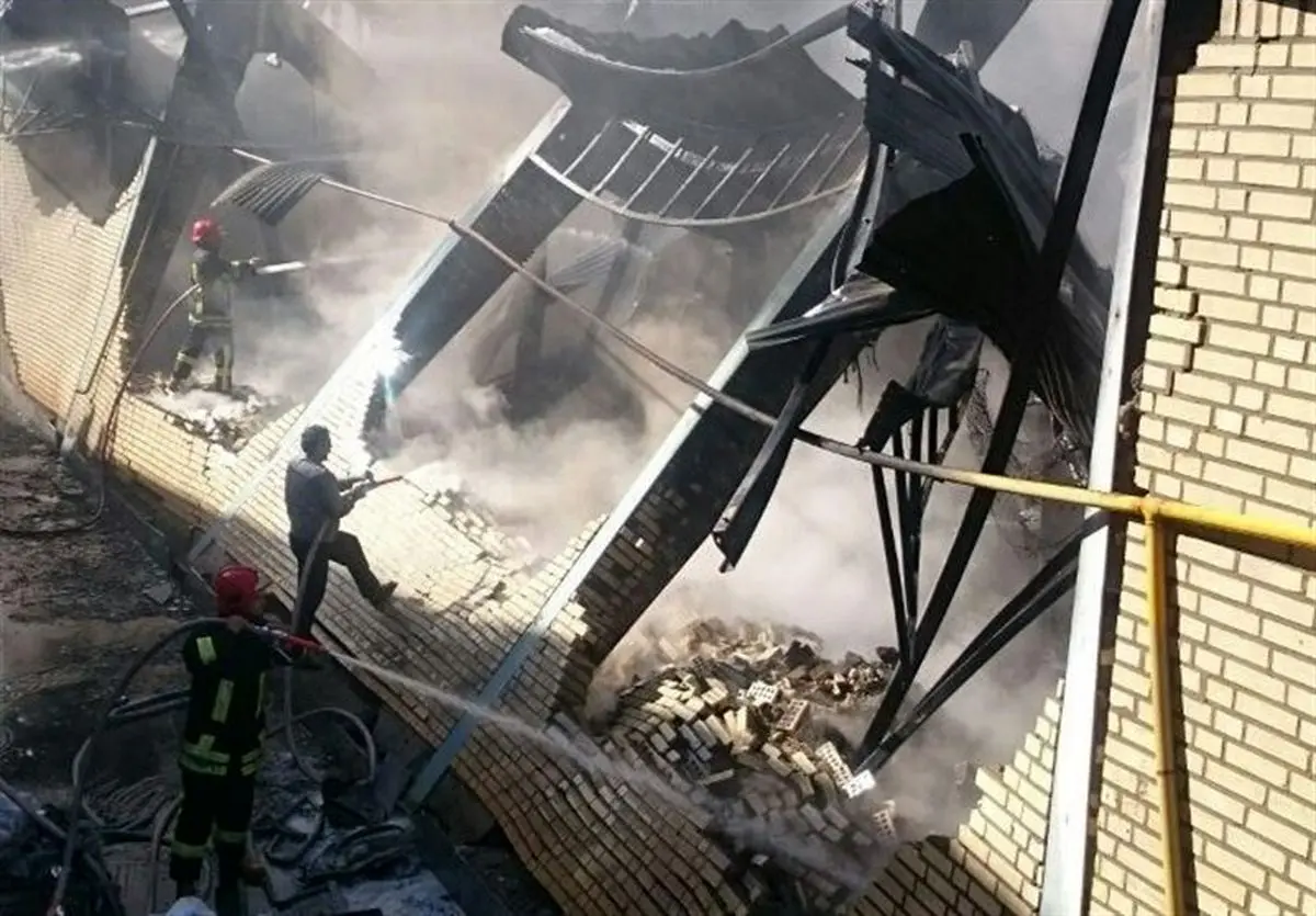 آتش سوزی کارخانه "کیمیا پاکت آریا" کاشان مهار شد