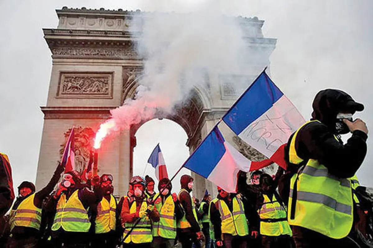 زمزمه‌های رای عدم اعتماد به دولت ماکرون/جلیقه‌زردها حکومت را به طراحی حمله استراسبورگ متهم کردند/انتقاد قانونگذاران فرانسوی از اقدامات سازشکارانه رئیس جمهور