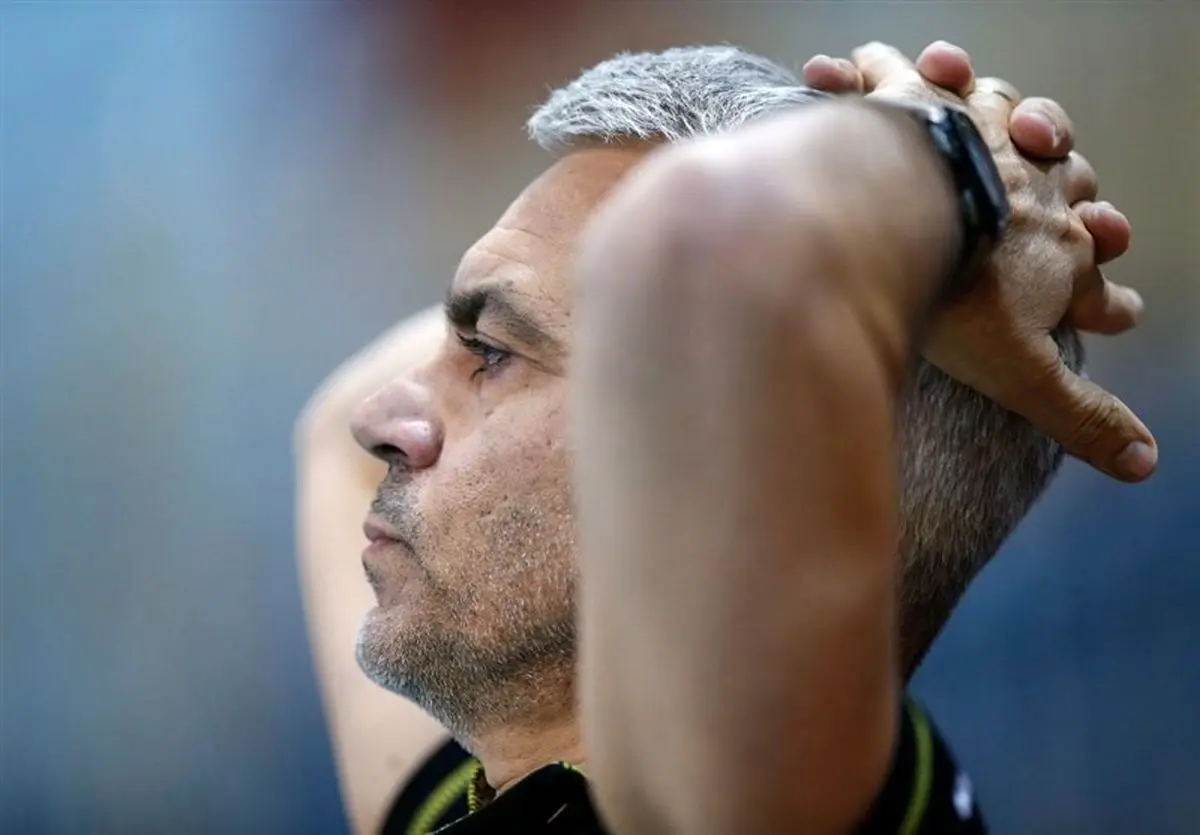 آناستازی از اژدهای قرمز جدا شد