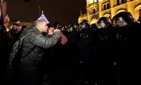 درگیر هزاران معترض به اصلاح قانون کار مجارستان با پلیس برای سومین روز متوالی