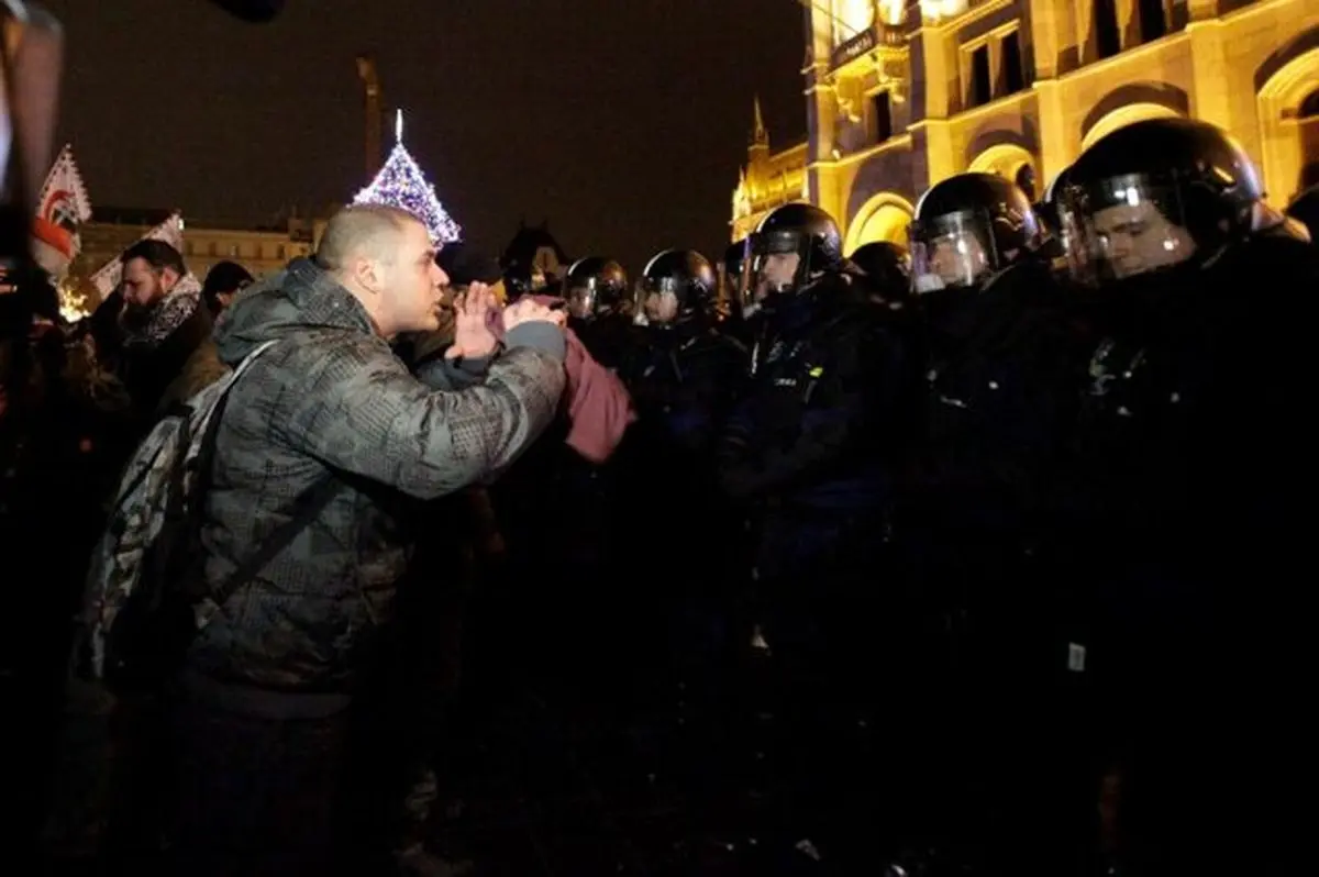 درگیر هزاران معترض به اصلاح قانون کار مجارستان با پلیس برای سومین روز متوالی
