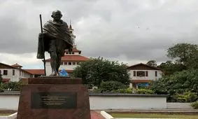 مجسمه گاندیِ «نژادپرست» از دانشگاه غنا پایین کشیده شد