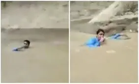 خبرنگار پاکستانی شناکنان از داخل سیل گزارش فرستاد/ ویدئو
