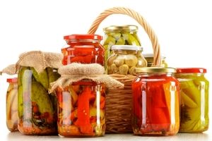 مصرف ترشیجات در شب چه بلایی سرمان می‌آورد؟