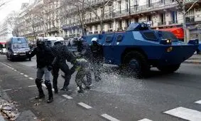 فرانسه در آستانه جنگ داخلی است/جلیقه زردها، چهره پاریس را انقلابی کردند/افراطی های اروپا دنباله رو معترضان فرانسوی شدند