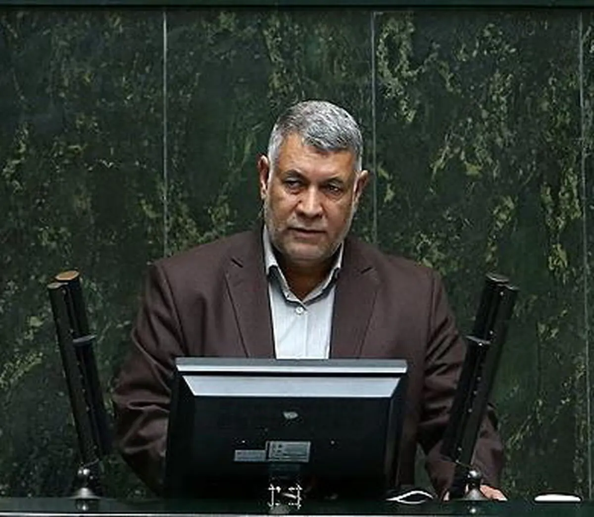 حسن پور: هر کس تریبون دارد از سیاه نمایی پرهیز کند