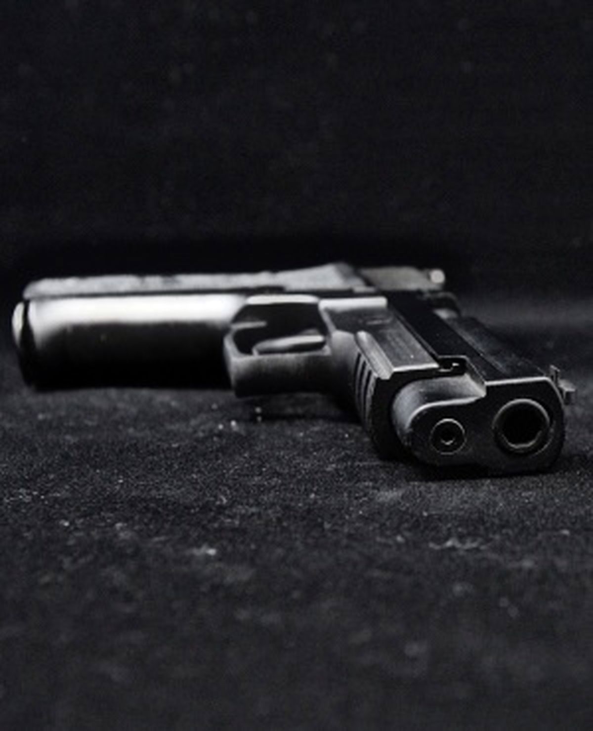 استفاده از اسلحه پدر دو کودک خردسال را راهی بیمارستان کرد