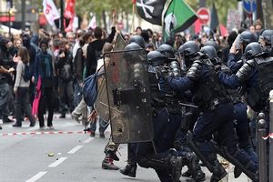 گوشه‌هایی از درگیری‌های امروز در پاریس بین پلیس و معترضین+فیلم