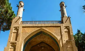 منارجنبان خسته از تکان‌های شدید