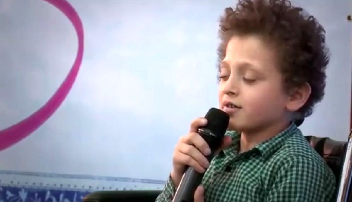 ویدئو/آواز زیبای کودک معلول در همایش "ارسال ۳۰۰۰ ویلچر به مناطق محروم