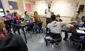 معلم هوسران در ازای رابطه نامشروع به دانش آموزان نمره قبولی می داد+عکس