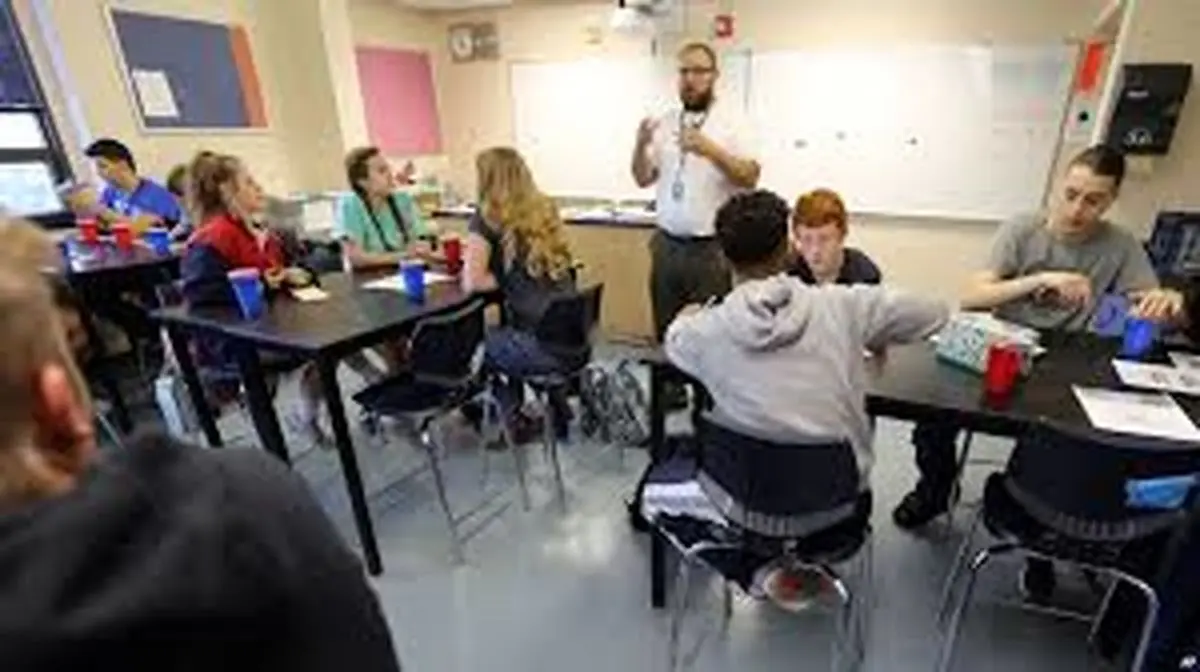 معلم هوسران در ازای رابطه نامشروع به دانش آموزان نمره قبولی می داد+عکس