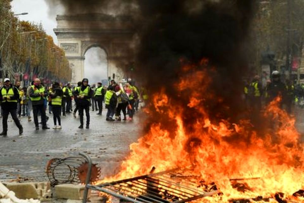 تظاهرات فرانسه کسری بودجه الیزه را به ۱۱ میلیارد دلار افزایش داد