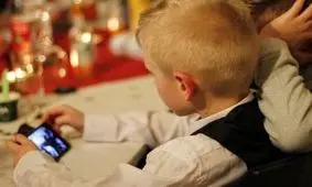 خطر نگاه کردن به نمایشگر گوشی توسط کودکان