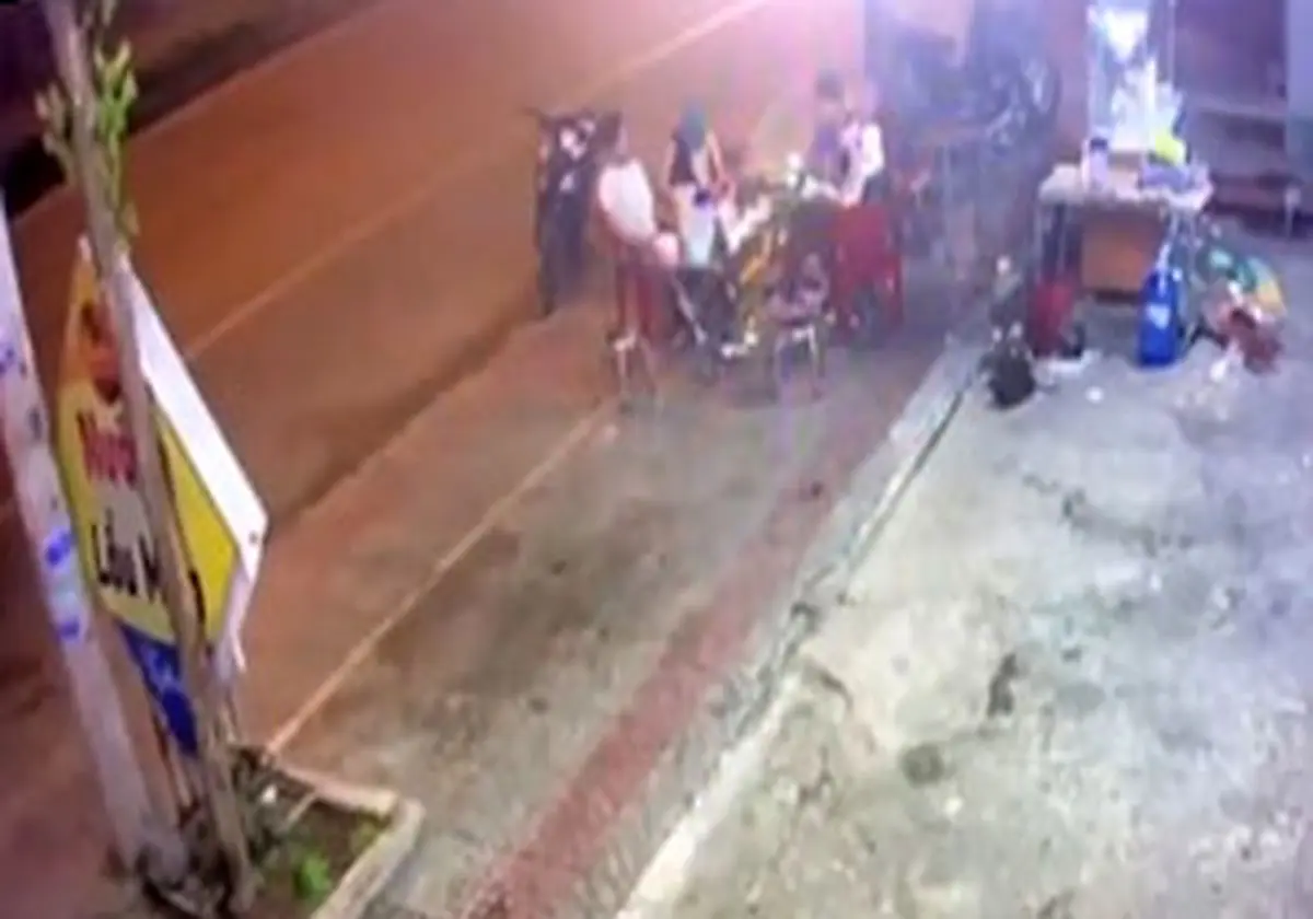 زیر گرفتن 4 مشتری یک رستوران توسط راننده ناشی اتوبوس + فیلم