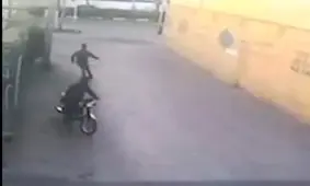 تلاش برای پس گرفتن گوشی از سارقان موتورسوار + فیلم