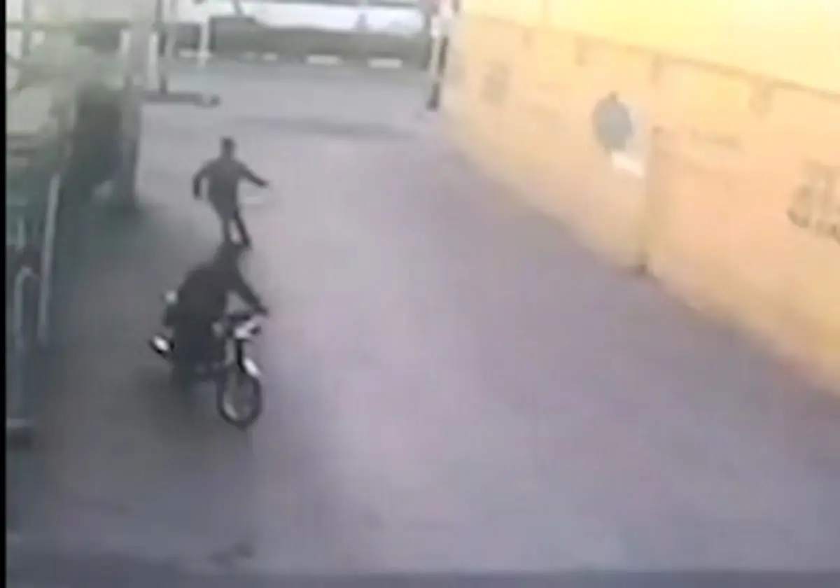 تلاش برای پس گرفتن گوشی از سارقان موتورسوار + فیلم