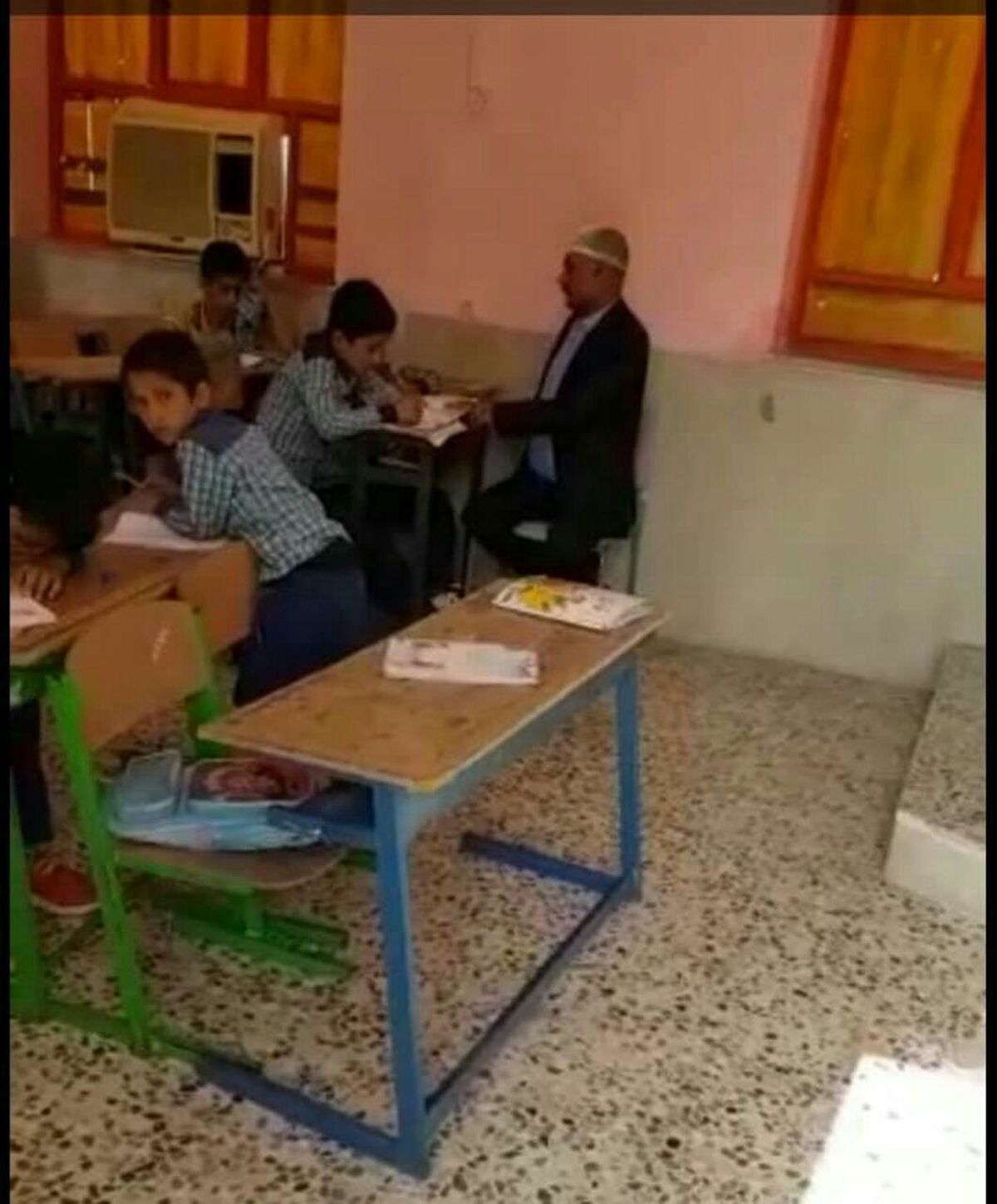 معلم مدرسه ای در بندر سیراف بوشهر 2 روز بعد از جراحی مغز در کلاس درس حاضر شد