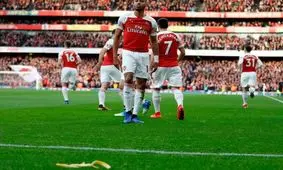 جریمه سنگین هواداری که پوست موز به زمین پرت کرد!