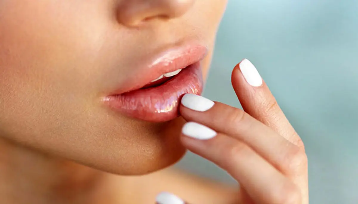 اسکراب لب با راه کارهای خانگی