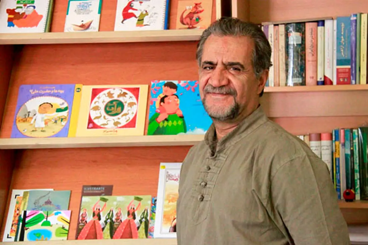 ویدئو/همخوانی شعر «صددانه یاقوت» توسط دانش آموزان مقابل شاعرش