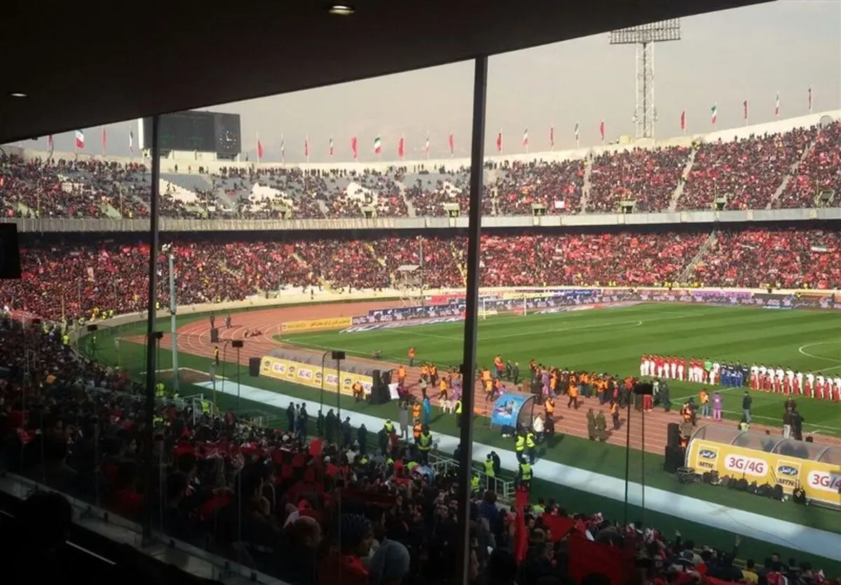 پرچم استقلال با شش سوراخ در دست هواداران پرسپولیس/ بنگر کاپیتان شد+عکس