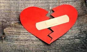 ۸ اشتباه رایجی که هنگام شکست عشقی نباید بکنید! (طنز)