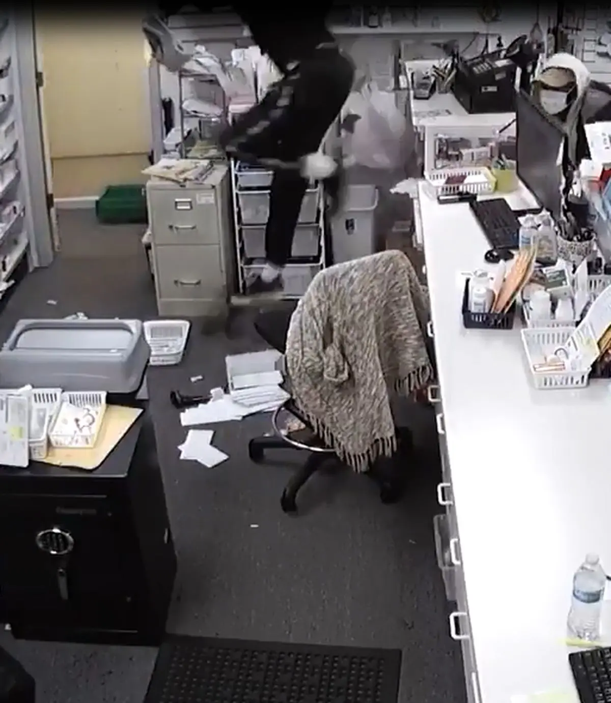 ضرب و شتم شدید متصدی یک داروخانه از سوی سارقان مسلح در آمریکا+فیلم