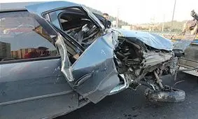 برخورد پژو با کامیون واژگون شده حادثه آفرید