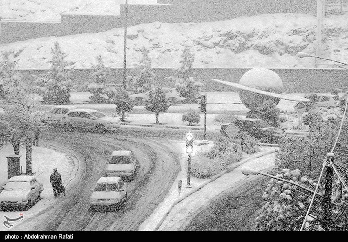 همدان| عبور و مرور بدون زنجیر چرخ خودروها مانع برفروبی شهری شد