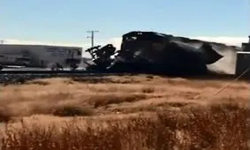 برخورد وحشتناک قطار با تریلی / تریلی نصف شد !+فیلم