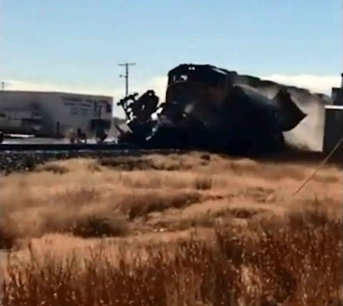 برخورد وحشتناک قطار با تریلی / تریلی نصف شد !+فیلم