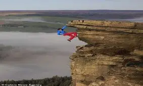 آویزان‌شدن از صخره ۴۰۰ متری با یک دست و بدون طناب!/ تصاویر