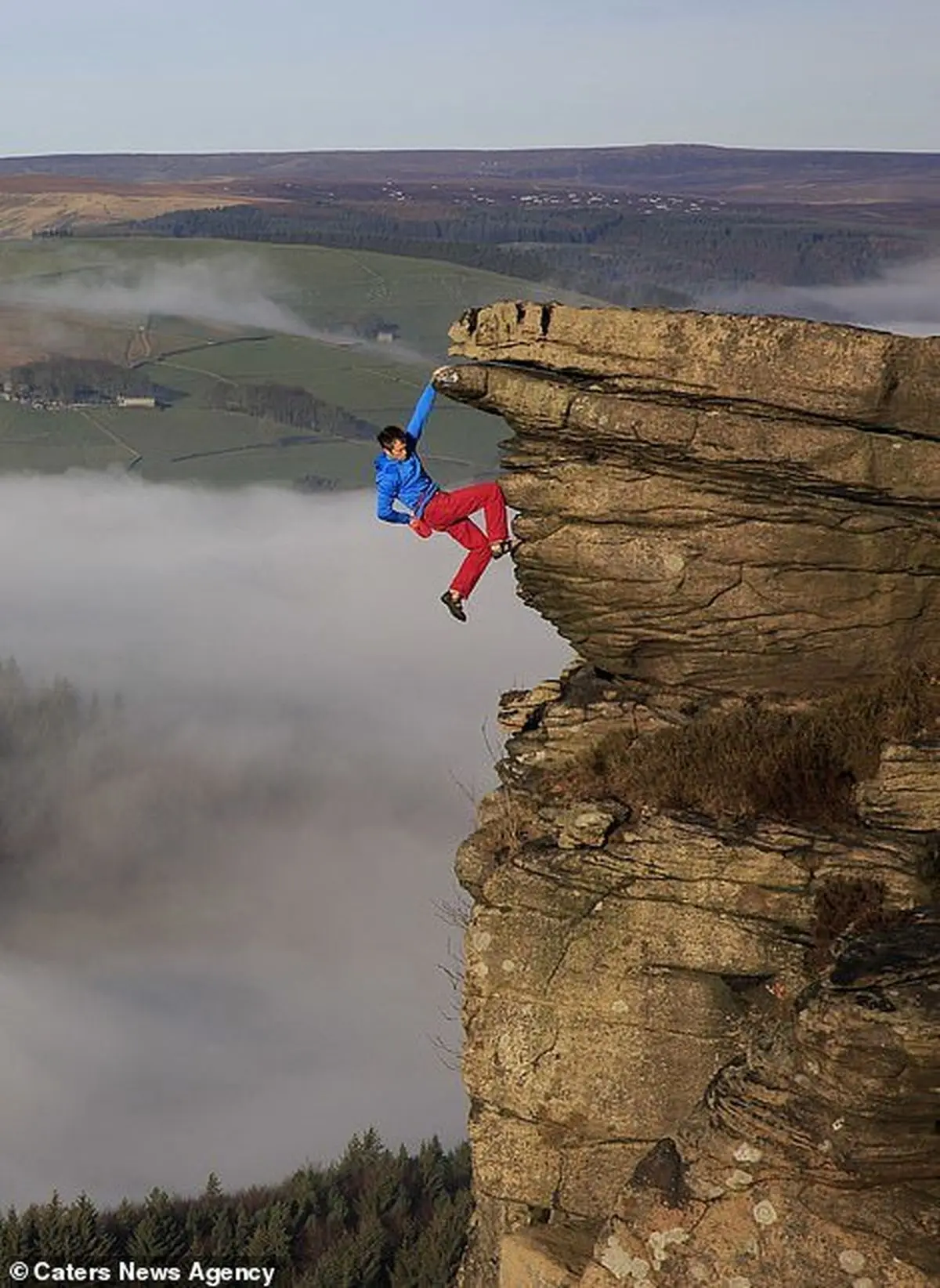 آویزان‌شدن از صخره ۴۰۰ متری با یک دست و بدون طناب!/ تصاویر