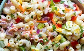 سالاد ماکارونی کلاسیک با سبزیجات رنگارنگ و سس رژیمی