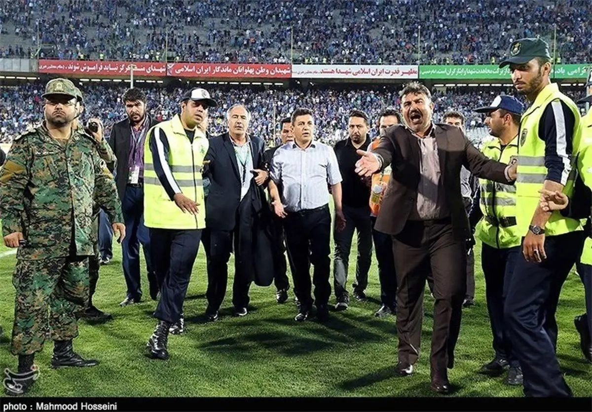 نیمکت‌نشین تراکتورسازی توپ جمع‌‍‌کن شد؛ داور چهارم تذکر داد/ ابراز تاسف قلعه‌نویی برای کمک داور