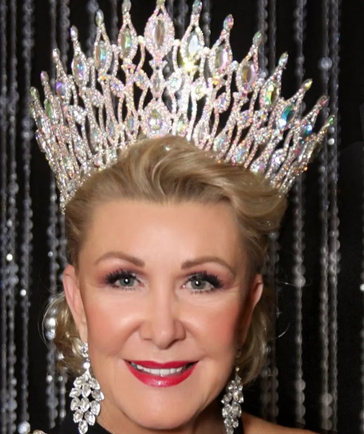 زن 60 ساله‌ای که ملکه زیبایی جهان شد / عکس‌ها