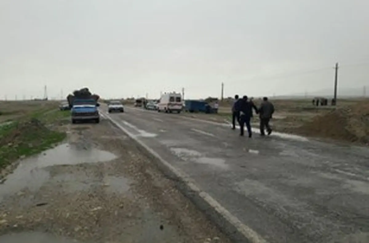 واژگونی وانت نیسان در محور مهران حادثه آفرید