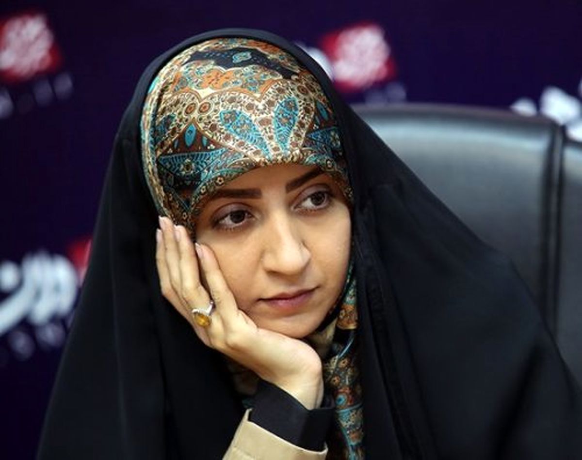 عکس/ انتقاد مجری اخبار صداوسیما از برنامههای تلویزیون در شب یلدا