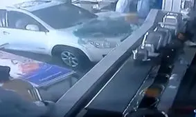 آسیب دیدن مشتریان پس از ورود ناگهانی یک خودرو به رستوران + فیلم