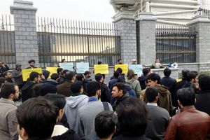 تجمع دانشجویان مقابل مجلس در اعتراض به اهانت نماینده سراوان
