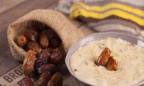 طرز تهیه‌ی فرنی رشته فرنگی و خرما