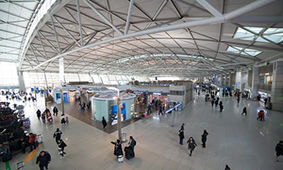 مرد بیماری که شروع به تخریب وسایل فرودگاه کرد+فیلم