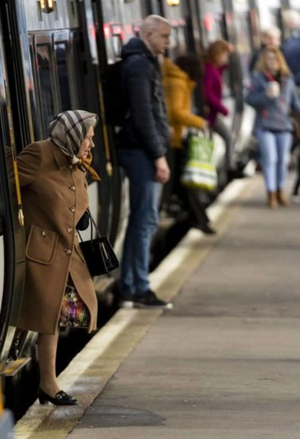 ملکه الیزابت در راه تعطیلات +عکس