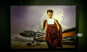 عکس/سانسور نوار چسبی روی آثار هنری در یک گالری تهران