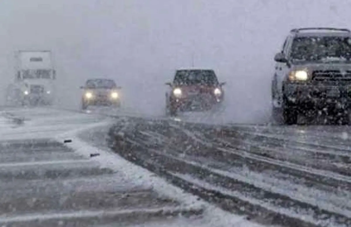بارش برف و باران ۸ راه ارتباطی را مسدود کرد | مه‌گرفتگی در برخی جاده‌های کشور